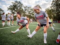 密歇根州立大学的足球运动员在做伸展运动.